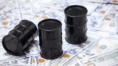 الدولار يدفع أسعار النفط إلى المنطقة الحمراء