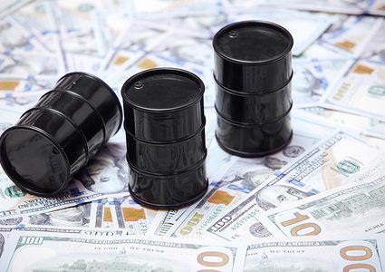 الدولار يدفع أسعار النفط إلى المنطقة الحمراء