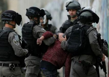الاحتلال يعتقل شابا من بلدة صوريف شمال الخليل