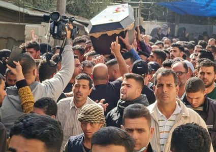 خان يونس تُشيع جثمان فقيد الغربة الشاب أنس أبو رجيلة