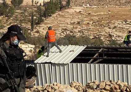 الاحتلال يعتقل مواطنا ويفكك بركسا ويستولي عليه جنوب الخليل