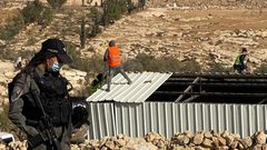 الاحتلال يعتقل مواطنا ويفكك بركسا ويستولي عليه جنوب الخليل