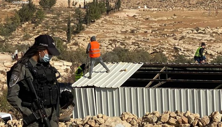 الاحتلال يعتقل مواطنا ويفكك بركسا ويستولي عليه جنوب الخليل