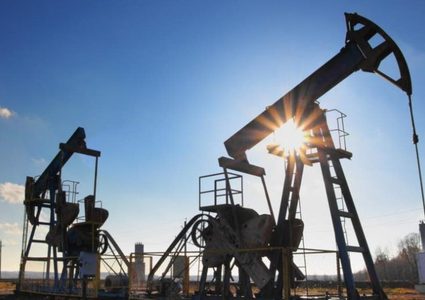 أسعار النفط ترتفع بدعم انخفاض المخزونات