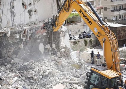 الاحتلال يهدم 3 منشآت قرب حاجز قلنديا