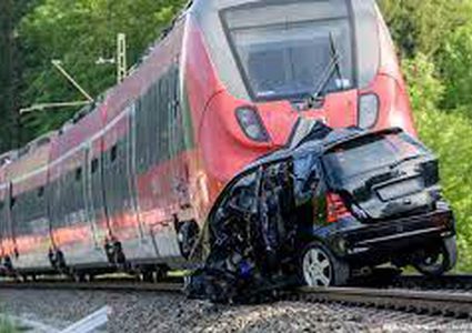 وفاتان و اصابات بحادث تصادم قطار وسيارة في الجيزة بمصر