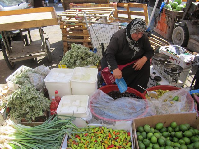 الاحتلال يعتدي على مقدسيات ويستولي على "بسطاتهن"