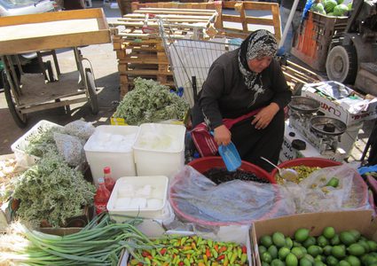 الاحتلال يعتدي على مقدسيات ويستولي على "بسطاتهن"