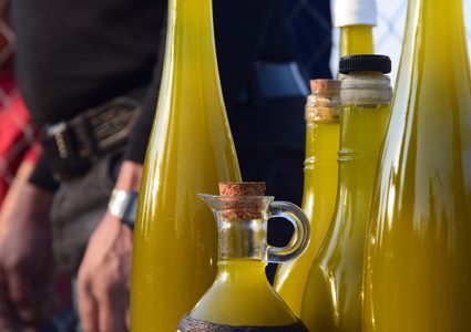 إدارة المعابر تمنع ادخال مادة زيت الزيتون إلى الأردن