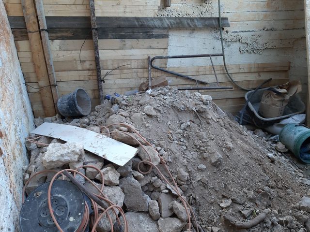 محاولة من مستوطنين لبناء مرحاض في أرض مقبرة الصدّيق