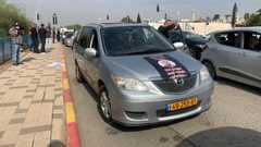 مسيرة سيارات احتجاجية ترافق جثمان محمود عودة