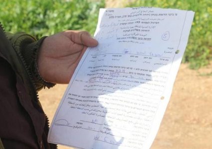 الاحتلال يخطر بهدم بركسين زراعيين في العيسوية