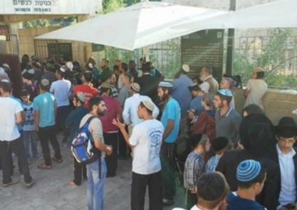 عشرات المستوطنين يقتحمون "رأس الجبل" غرب رام الله