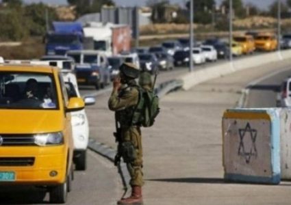 الاحتلال يعيق تنقل المواطنين ويفتش مركباتهم في بيت أمر