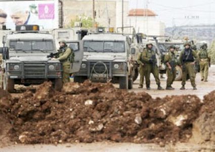 الاحتلال يغلق مدخل قرية عزون عتمة جنوب قلقيلية بالسواتر الترابية