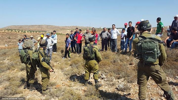 الاحتلال يمنع المزارعين في العمل في أراضيهم في جنوب غرب الخليل