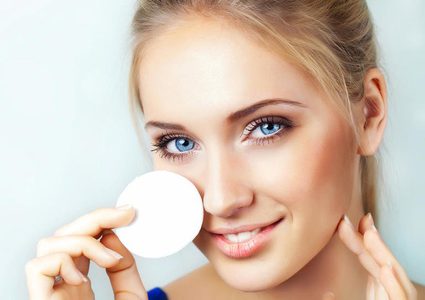 10 خطوات ضروريّة للعناية الليليّة بالبشرة