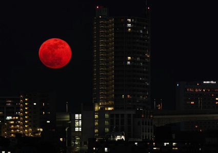 الكرة الأرضية تشهد أطول خسوف جزئي للقمر غداً الجمعة