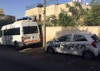 مستوطنون يعطبون إطارات 13 مركبة بالشيخ جراح بالقدس