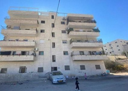 دعوات للتواجد الدائم أمام البناية المهددة بالهدم في الطور