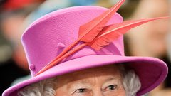 6 طرق ترسل بها الملكة إليزابيث الثانية رسائل مشفرة لموظفيها