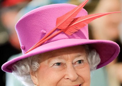 6 طرق ترسل بها الملكة إليزابيث الثانية رسائل مشفرة لموظفيها