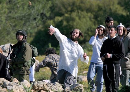 تقرير إسرائيلي يكشف تصاعد هجمات المستوطنين ضد الفلسطينيين بالضفة