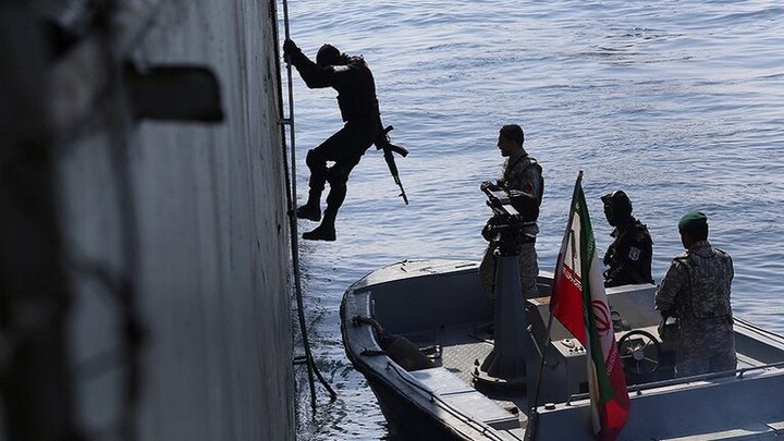 الحرس الثوري الإيراني يحتجز سفينة أجنبية في الخليج تهرب الوقود