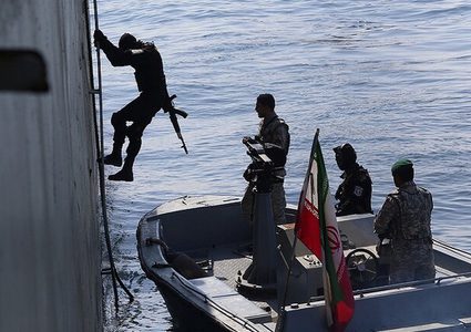 الحرس الثوري الإيراني يحتجز سفينة أجنبية في الخليج تهرب الوقود