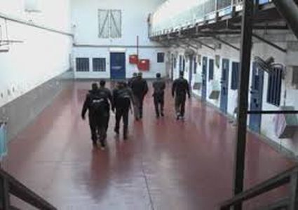 أسرى عوفر يرجعون وجبات الطعام احتجاجا على ظروف اعتقالهم السيئة