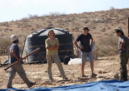 مستوطنون يدمرون محتويات مخزن ويستولون على معدات زراعية ‬‬بطولكرم