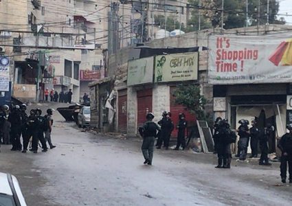 الاحتلال يقتحم منزل الشهيد أبوشخيدم في شعفاط ويستدعي شقيقه