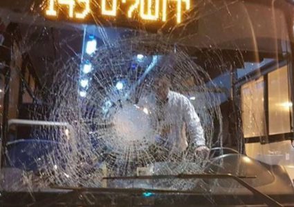 إصابة سائق حافلة للاحتلال جراء رشقها بالحجارة في القدس