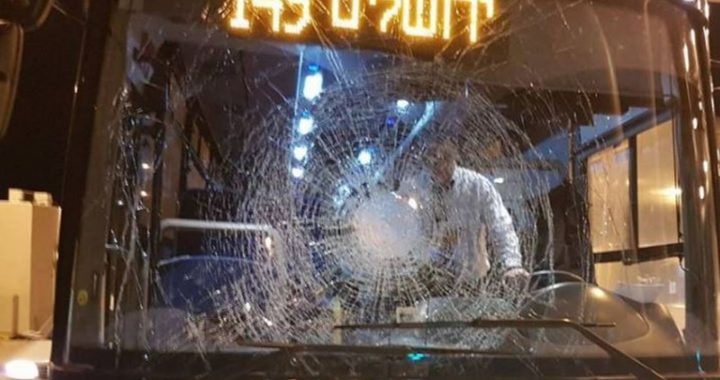 إصابة سائق حافلة للاحتلال جراء رشقها بالحجارة في القدس