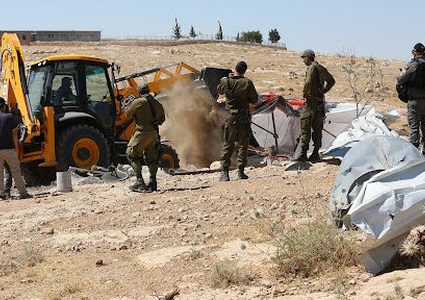 الاحتلال يهدم بركسين زراعيين في برية السواحرة ويخطر بهدم منزل
