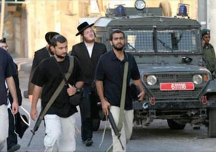 مستوطنون يهاجمون مركبة على طريق نابلس رام الله