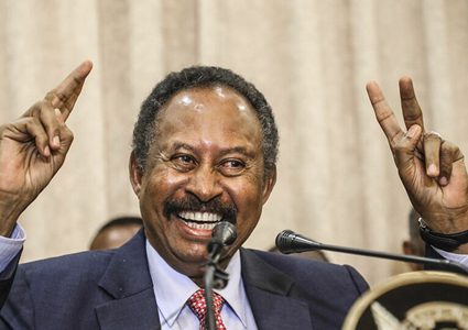 الجيش السوداني يعيد حمدوك لمنصبه