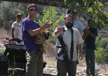 مستوطنون يهاجمون منازل المواطنين في عوريف جنوب نابلس