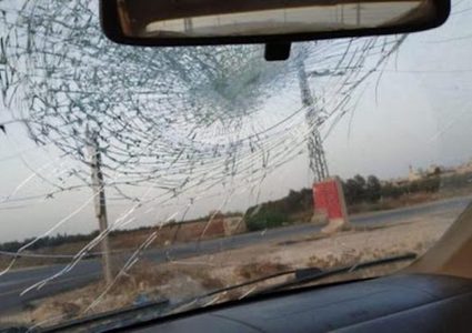 مستوطنون يعتدون على مركبات المواطنين برشقها بالحجارة جنوب جنين