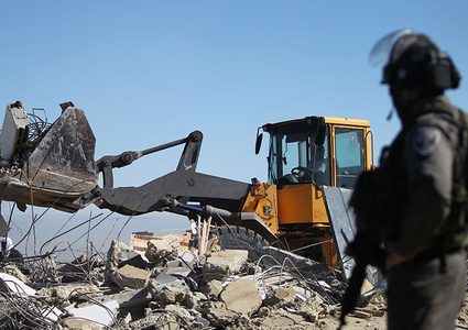 قوات الاحتلال تهدم منزلا ويخطر بهدم آخرين في يطا