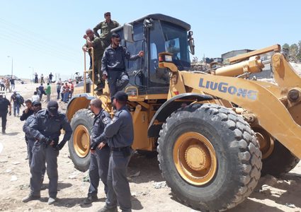 قوات الاحتلال تستولي على جرافة في دير بلوط