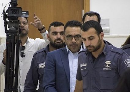 الاحتلال يقتحم منزل محافظ القدس لليوم الثاني