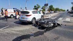 مصرع سائق دراجة نارية في حادث طرق وسط البلاد