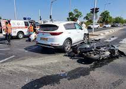 مصرع سائق دراجة نارية في حادث طرق وسط البلاد