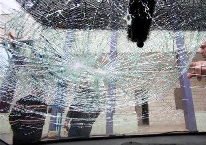 إصابة طفلة برأسها نتيجة اعتداء المستوطنين على مركبات المواطنين