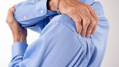 طبيب يكشف أسباب آلام الكتف الأيسر