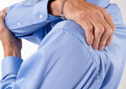 طبيب يكشف أسباب آلام الكتف الأيسر