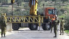 الاحتلال يغلق طريقا فرعية بالمكعبات الاسمنتية غرب الخليل