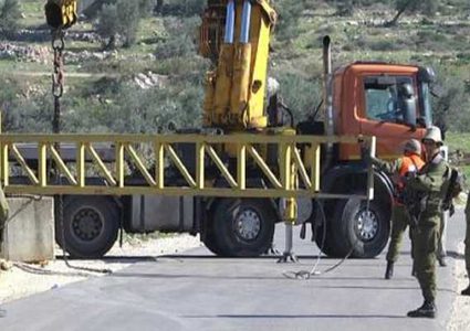 الاحتلال يغلق طريقا فرعية بالمكعبات الاسمنتية غرب الخليل
