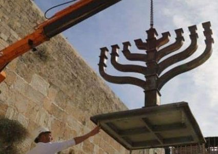 مستوطنون ينصبون شمعدانا في ساحة حائط البراق